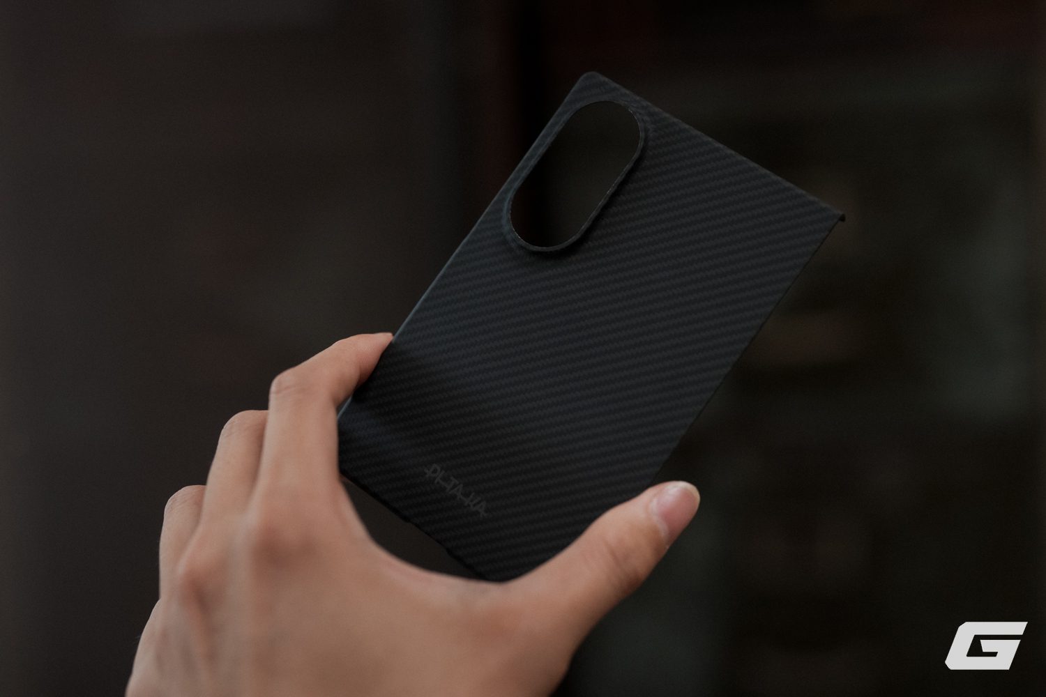 Galaxy Z Fold8 gắn ốp PITAKA từ góc cận mặt lưng, nhấn vào vân aramid và viền camera.