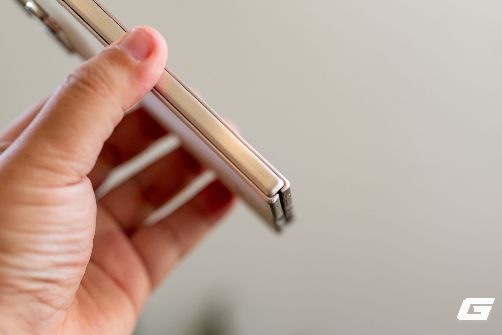 Cận cảnh bản lề và khung viền Razr Fold khi được cầm trên tay.