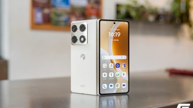 Razr Fold mở hình chữ V, thấy mặt lưng trắng, cụm camera và màn hình ngoài đang bật.