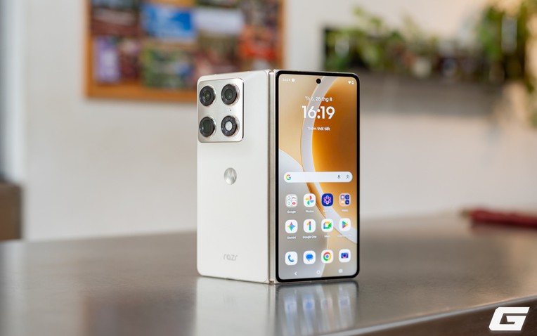 Razr Fold mở hình chữ V, thấy mặt lưng trắng, cụm camera và màn hình ngoài đang bật.