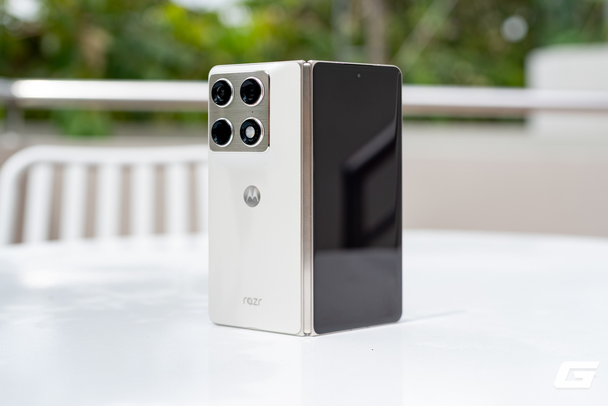 Razr Fold gập gần kín, thấy mặt lưng trắng, camera sau và màn hình ngoài.