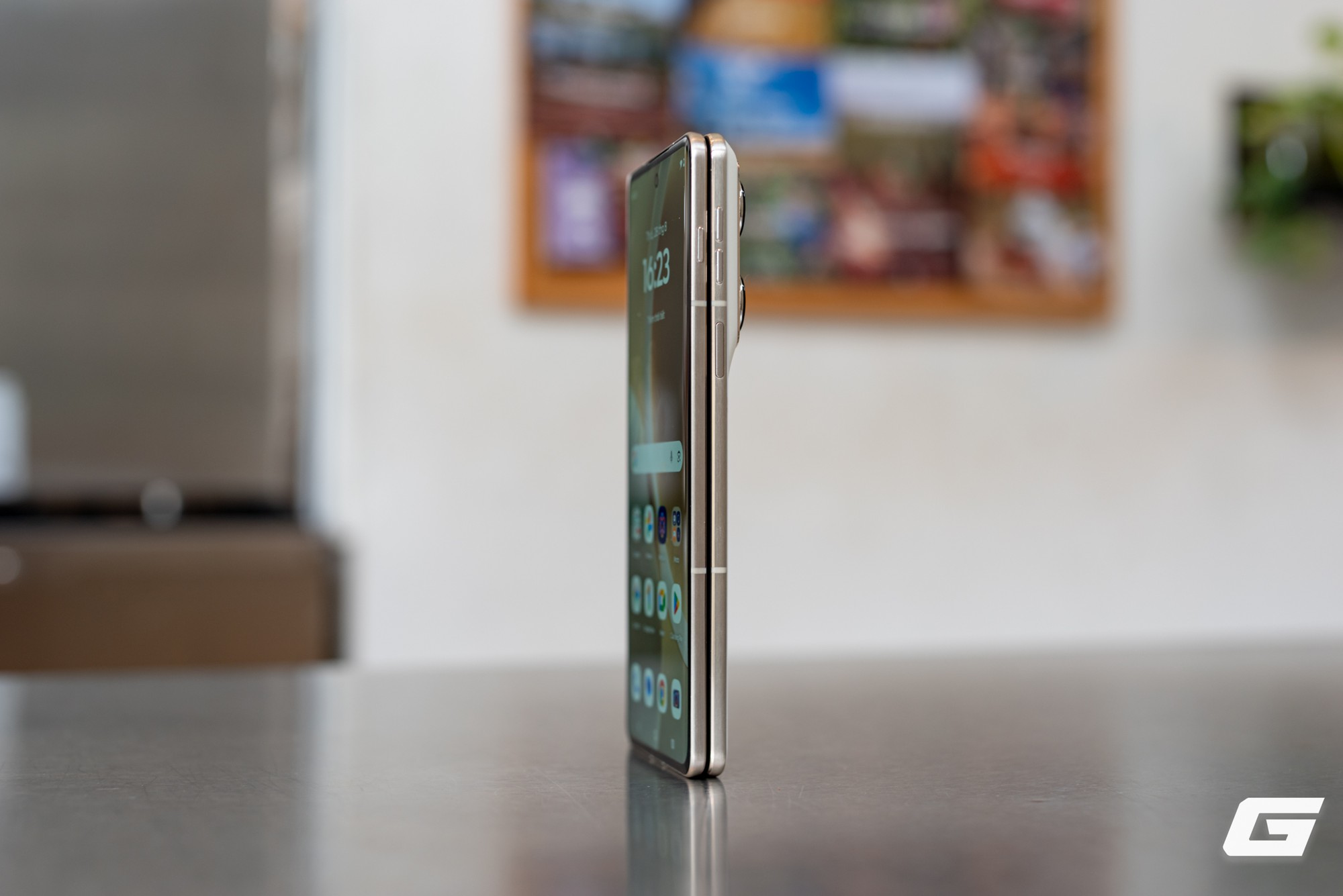Góc nghiêng Razr Fold khi gập, thấy khung máy, phím bấm và độ dày hai nửa.
