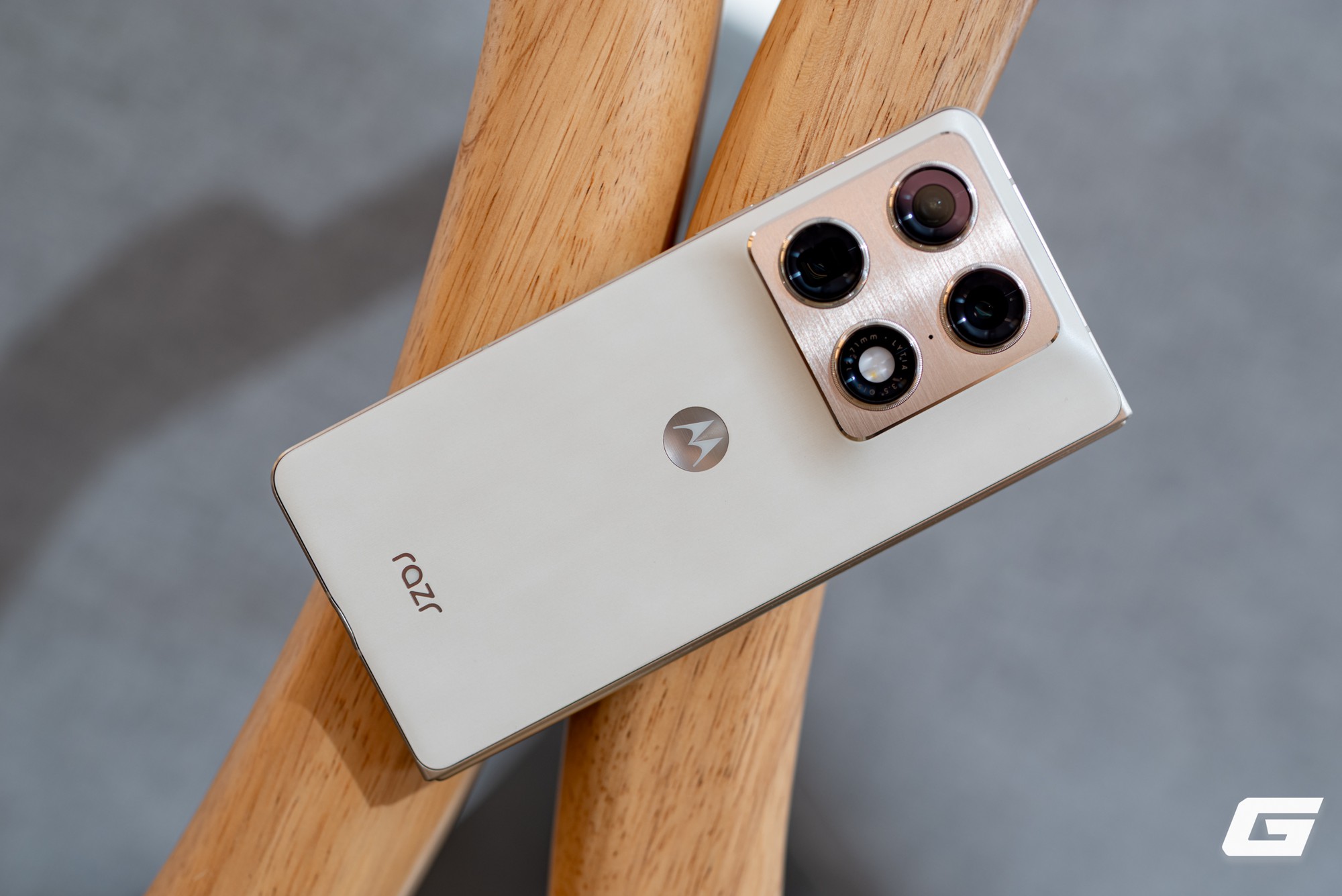 Razr Fold đặt trên ghế gỗ với mặt lưng và cụm camera hướng lên.