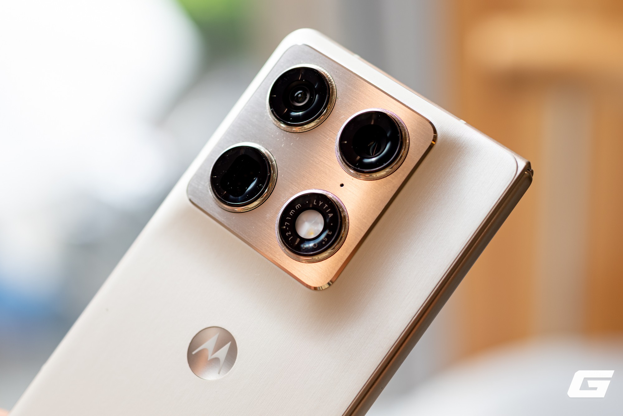 Cận cảnh cụm ba camera sau với chữ LYTIA trên Razr Fold.