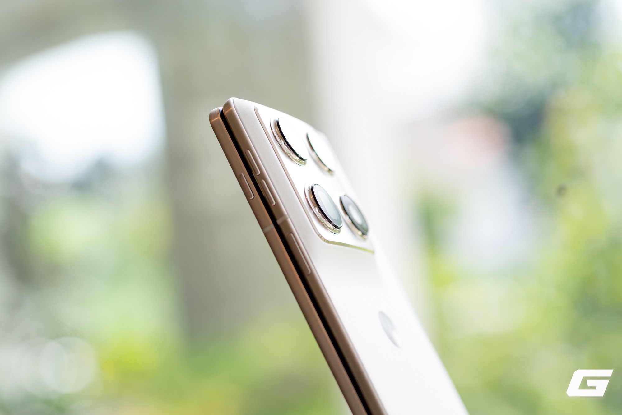Cạnh trên và cụm camera lồi của Razr Fold khi gập.
