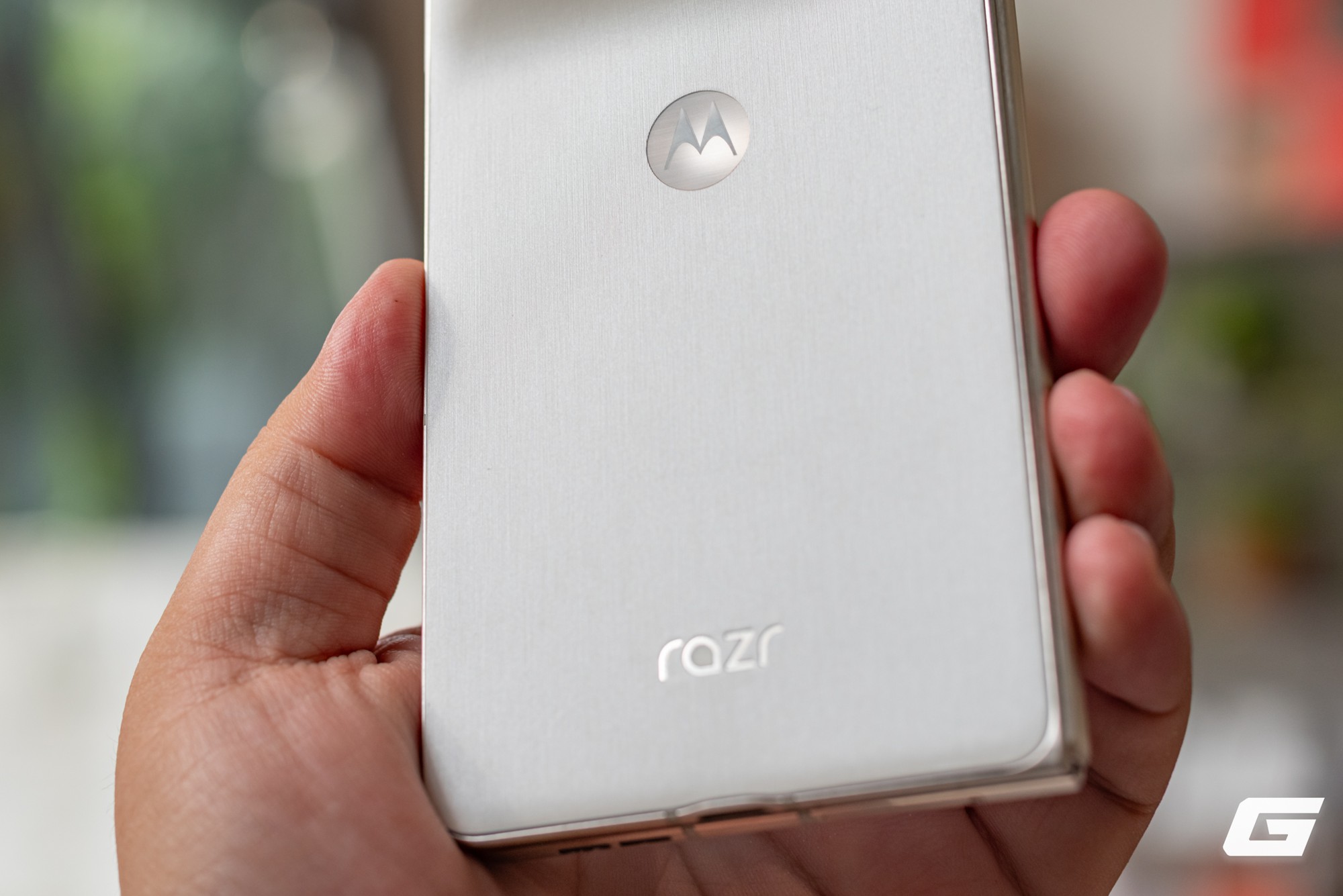 Người dùng cầm Razr Fold gập lại, thấy mặt lưng vân nhám.