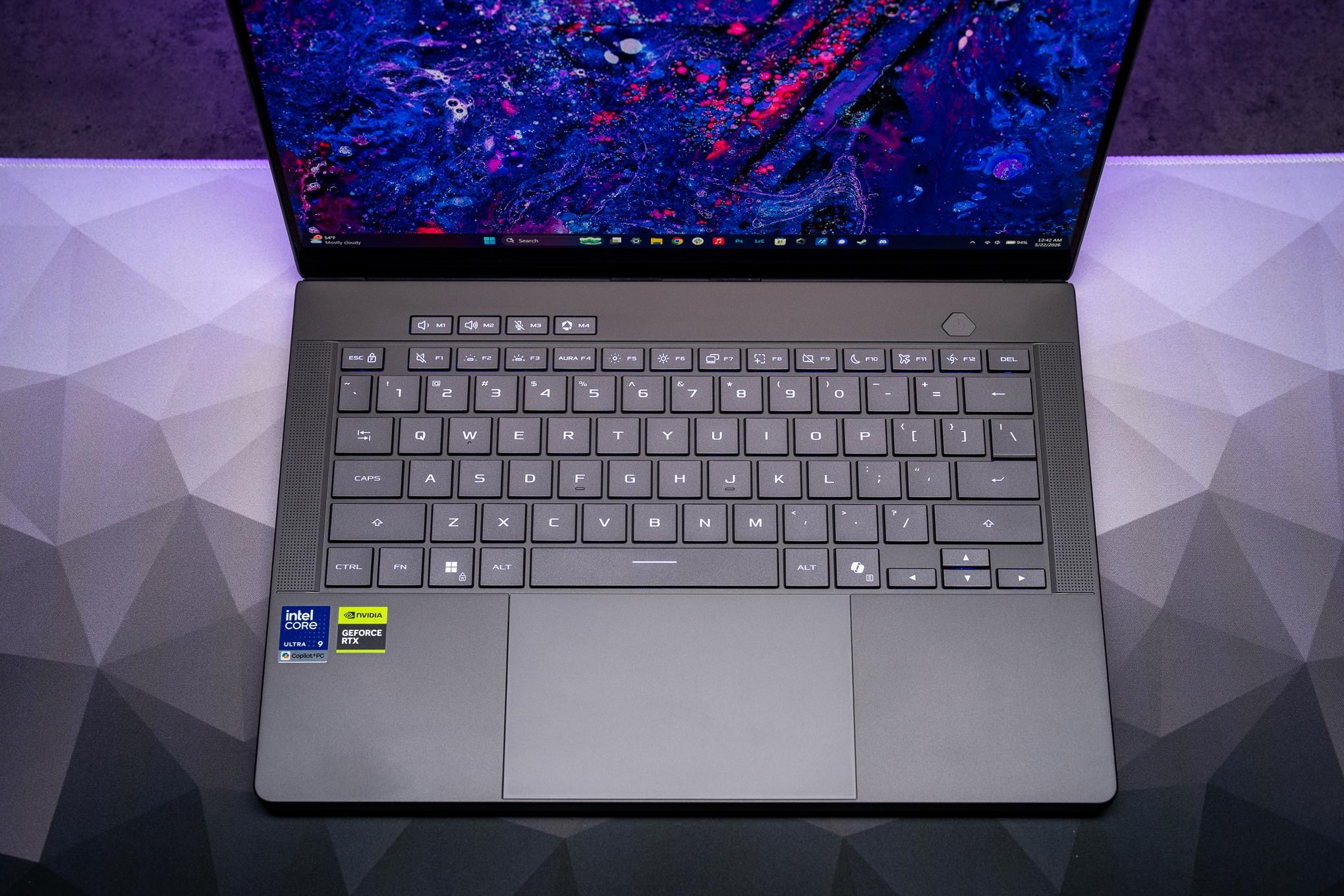 Khung máy ROG Zephyrus G14 2026 khi mở, cho thấy kích thước gọn của thiết bị.
