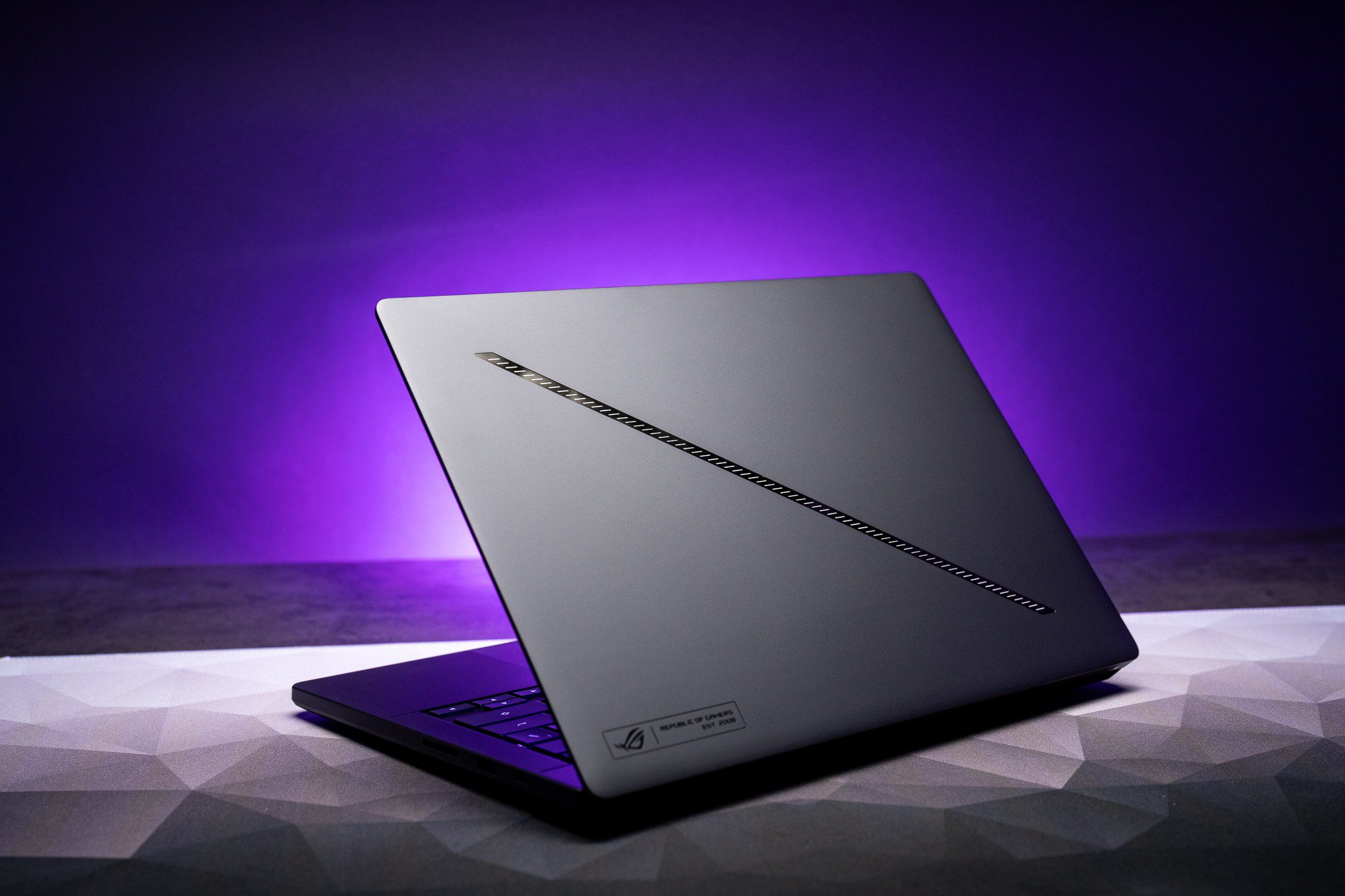 ROG Zephyrus G14 2026 nhìn từ góc nghiêng, thể hiện thiết kế mỏng nhẹ của mẫu laptop gaming 14 inch.