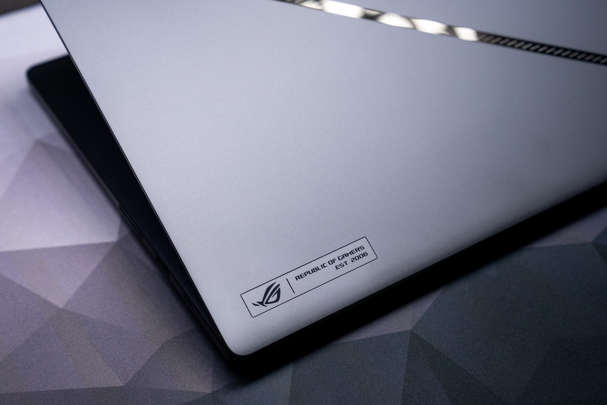 Bàn phím và touchpad trên ROG Zephyrus G14 2026, hai điểm được các bài đánh giá độc lập ghi nhận tích cực.