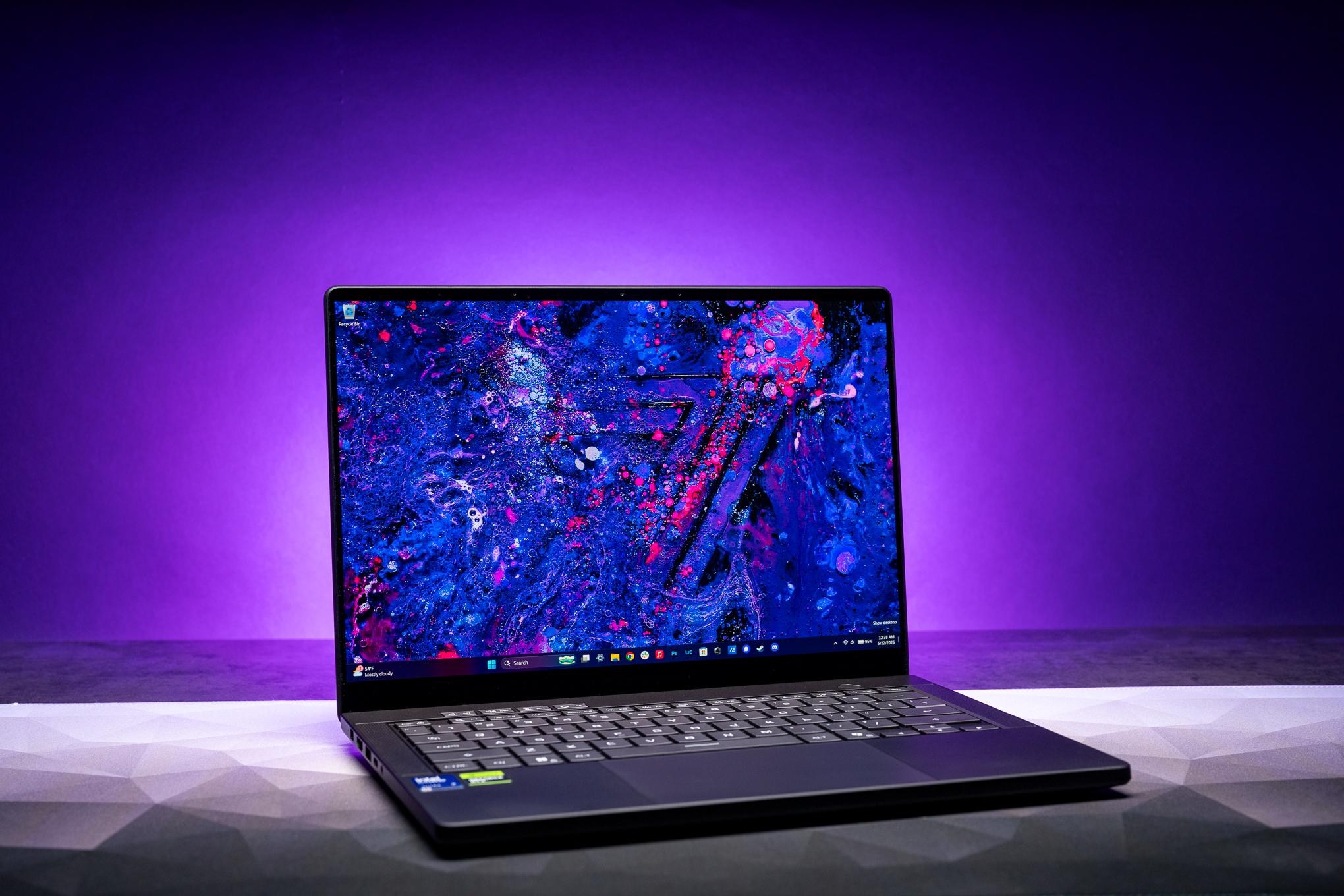 Nắp máy ROG Zephyrus G14 2026 với hệ thống đèn Slash Lighting.