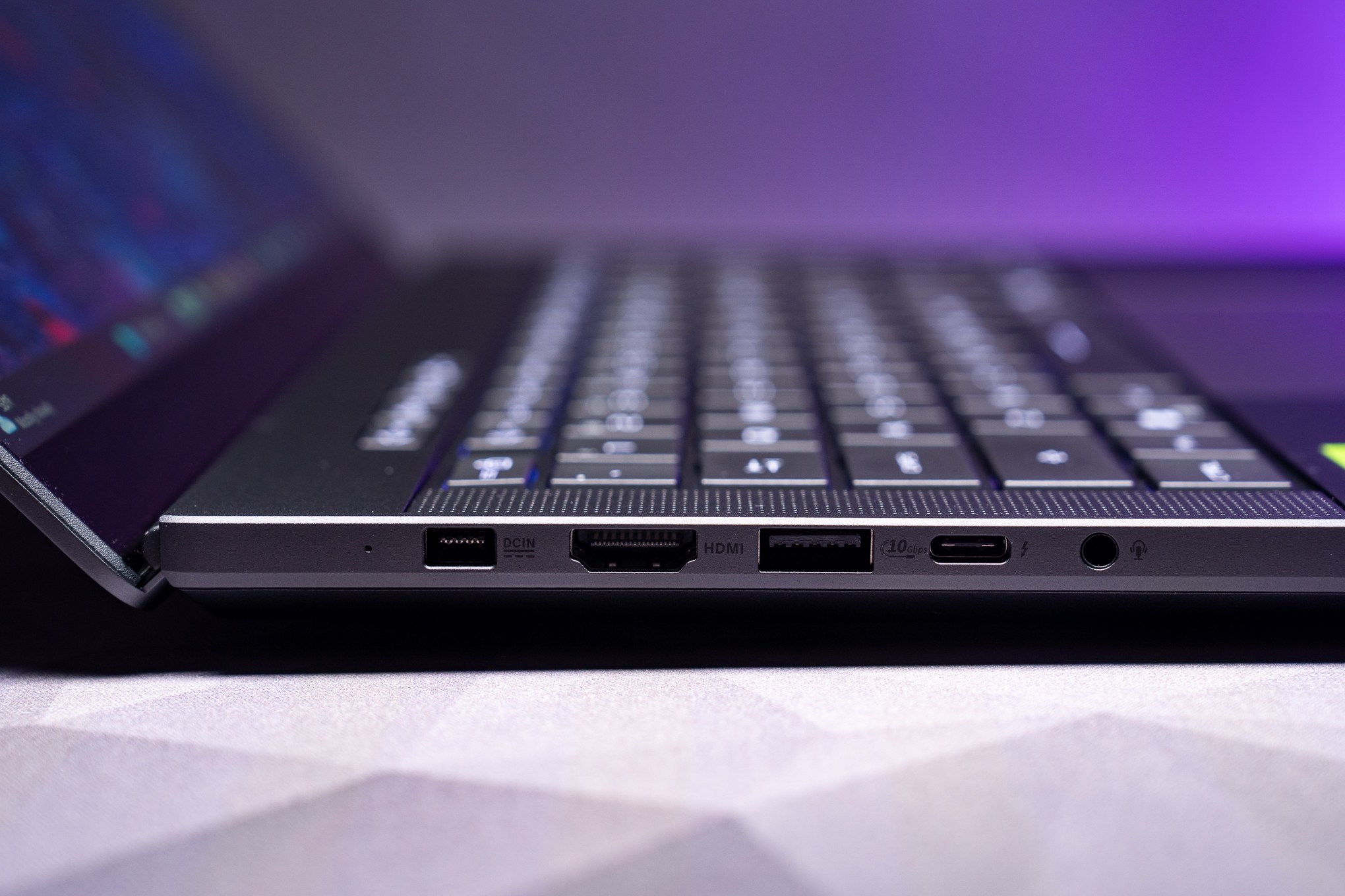 Cổng kết nối và khe SD kích thước đầy đủ trên ROG Zephyrus G14 2026.