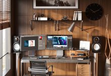 Hub/dock USB-C trong một bộ desk setup nhiều thiết bị; minh họa nhu cầu gom kết nối cho laptop. Ảnh: CalDigit