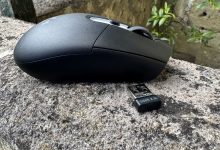 Logitech G305 X SUPERLIGHT trong bối cảnh sử dụng thực tế cùng receiver không dây.