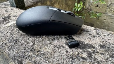 Logitech G305 X SUPERLIGHT trong bối cảnh sử dụng thực tế cùng receiver không dây.
