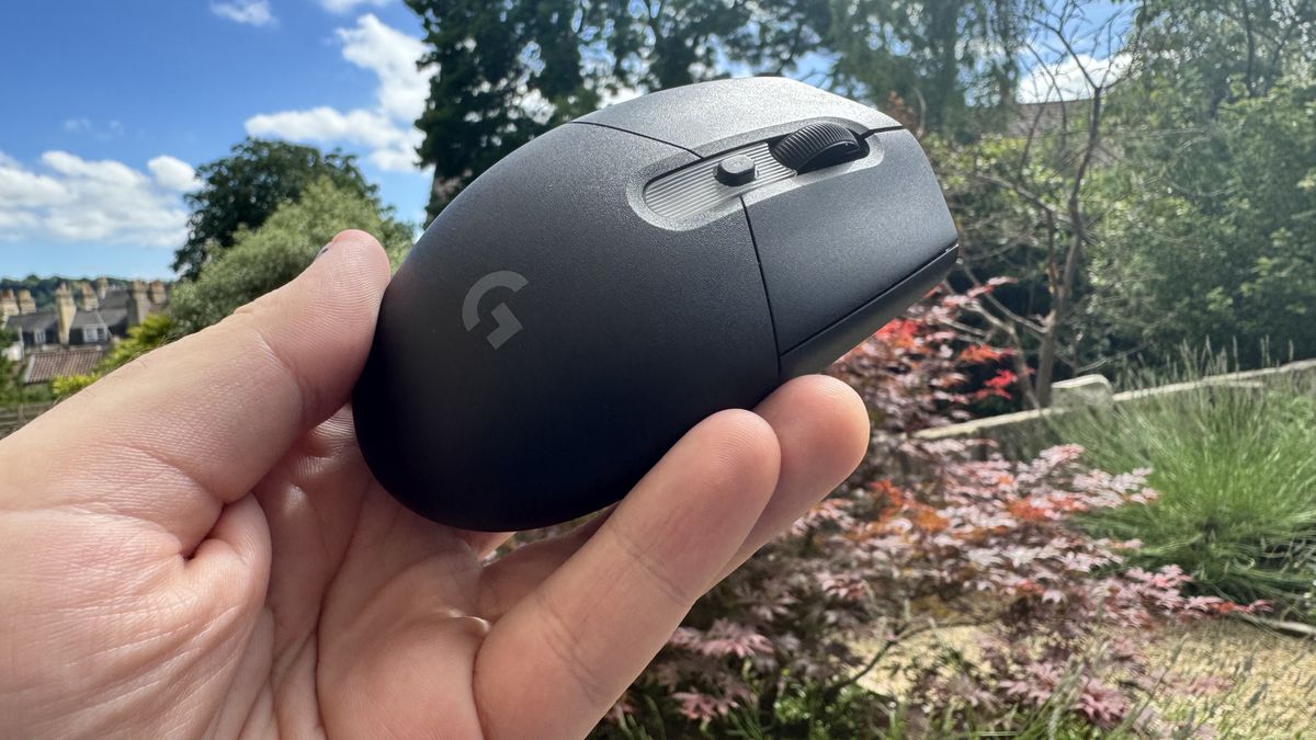 Kích thước thực tế của G305 X SUPERLIGHT khi cầm trên tay. Ảnh: PC Gamer