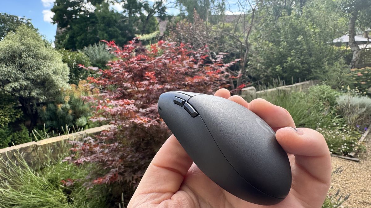 Logitech G305 X SUPERLIGHT nhìn từ cạnh bên khi được cầm trên tay.