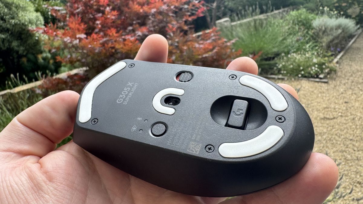 Cận cảnh mặt dưới Logitech G305 X SUPERLIGHT.