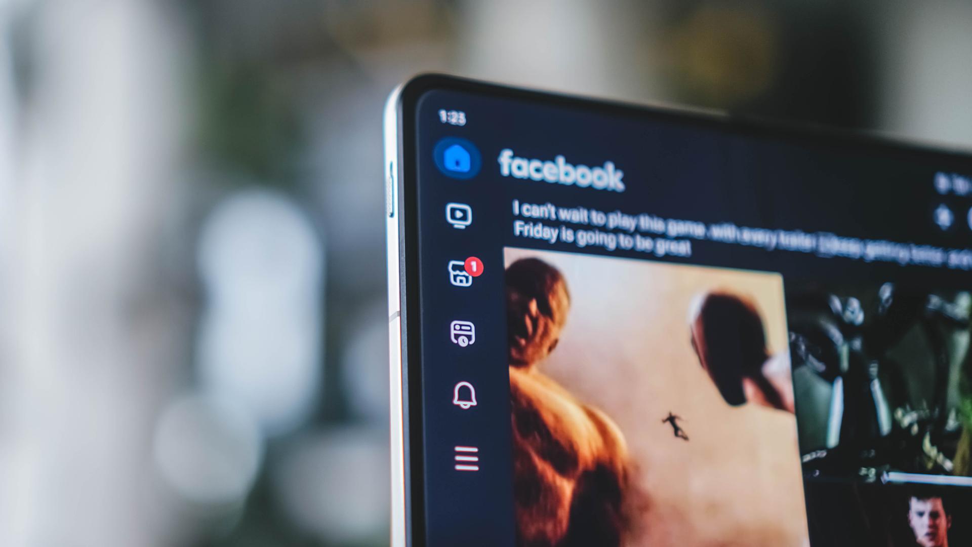 Giao diện Facebook trên thiết bị đang được sử dụng. Ảnh: GenK