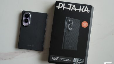 PITAKA Edge Case trên Galaxy Z Fold8 trong bối cảnh cầm máy thực tế. Ảnh: GenK