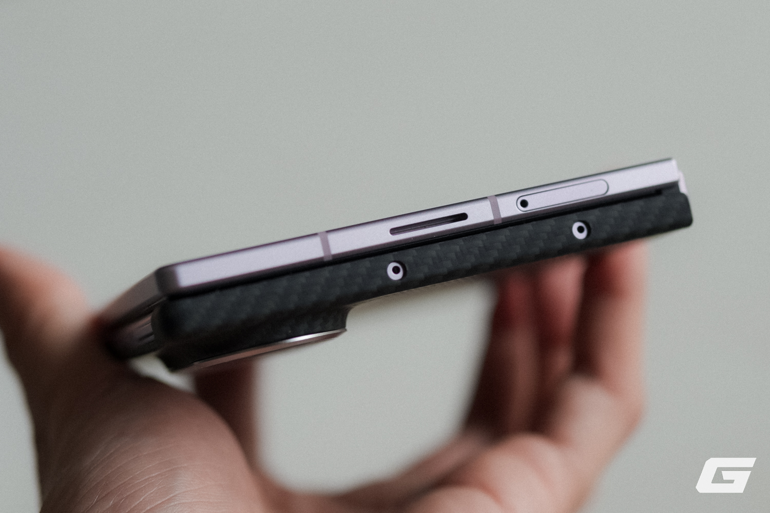 Galaxy Z Fold8 với ốp PITAKA khi sử dụng thực tế. Ảnh: GenK