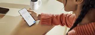 Ảnh: Android.com, hình minh hoạ chính thức về người dùng đang kiểm tra điện thoại Android trong bối cảnh hằng ngày.