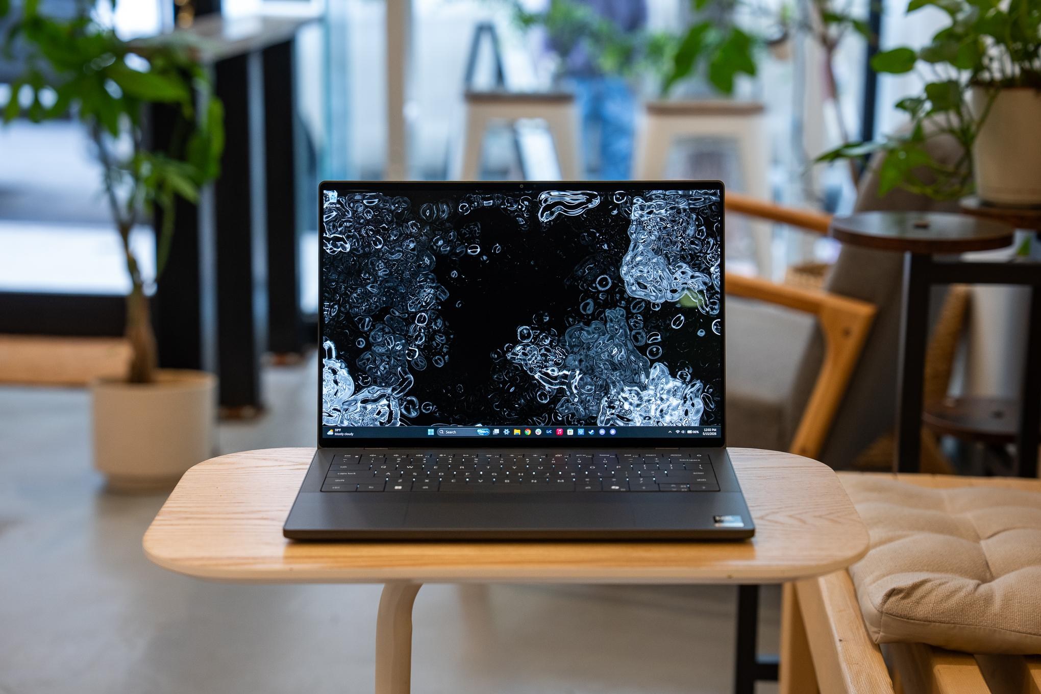 Dell XPS 14 (2026) trong bài thử nghiệm của The Verge.