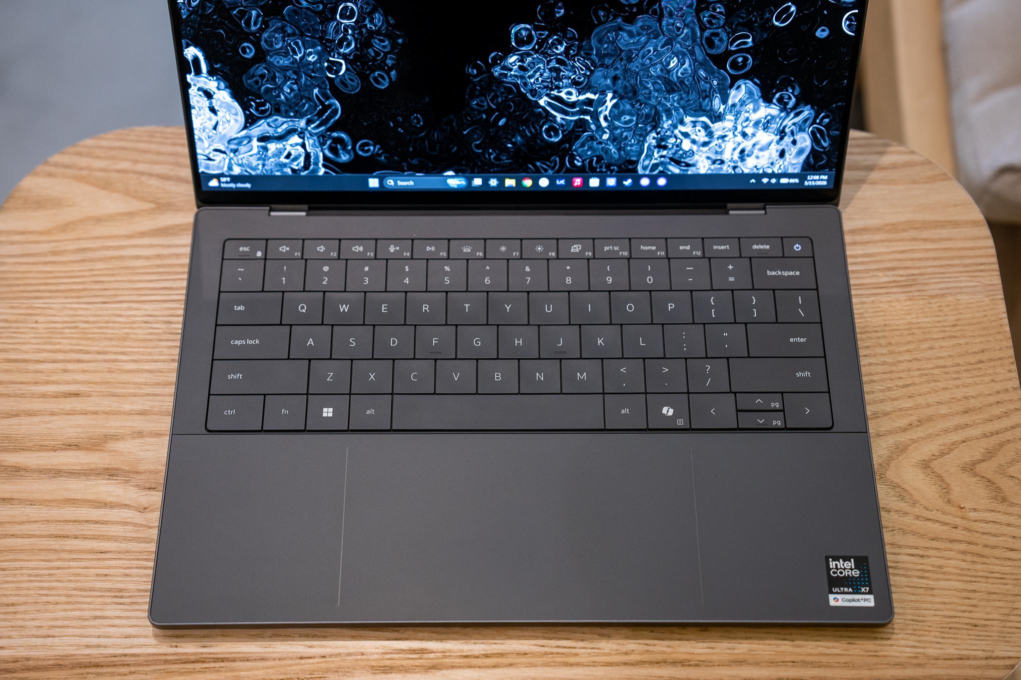 Khu vực bàn phím và hàng phím chức năng vật lý trên Dell XPS 14 (2026).