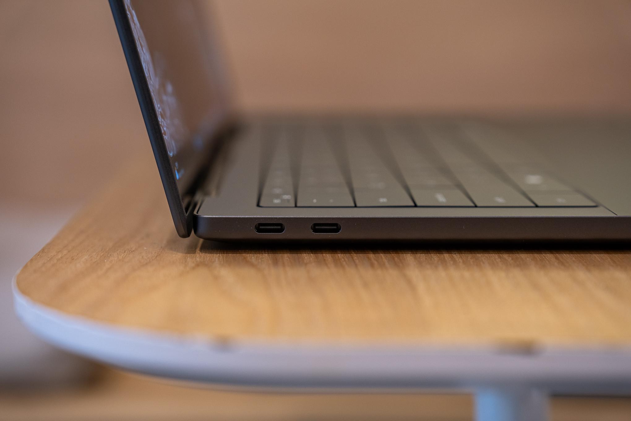 Hai cổng Thunderbolt 4 ở cạnh trái Dell XPS 14 (2026).