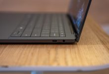 Cạnh phải Dell XPS 14 (2026) với cổng Thunderbolt 4 trong bài đánh giá tổng hợp.