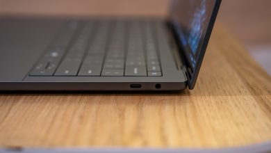 Cạnh phải Dell XPS 14 (2026) với cổng Thunderbolt 4 trong bài đánh giá tổng hợp.