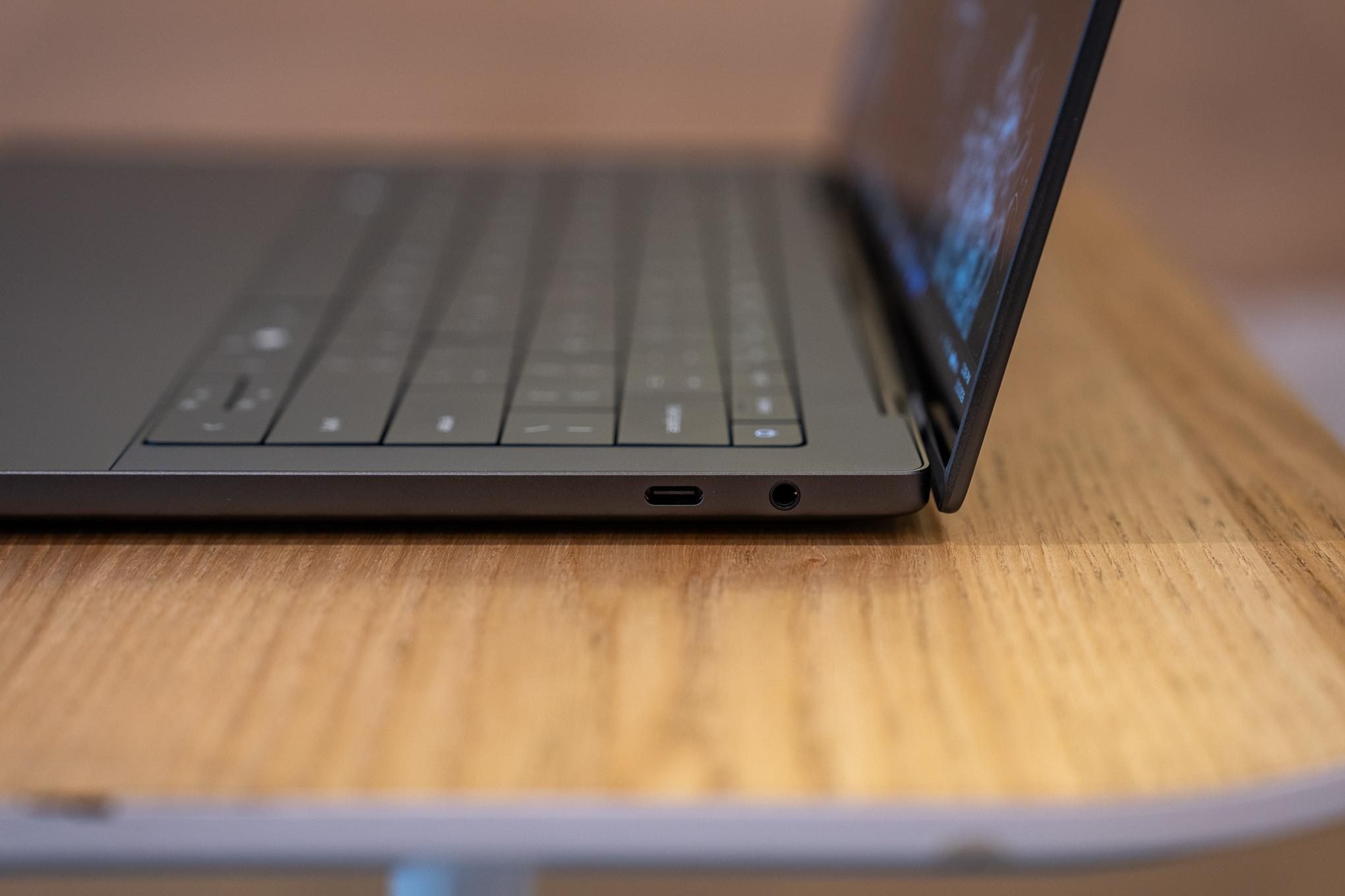 Cạnh phải Dell XPS 14 (2026) với cổng Thunderbolt 4 trong bài đánh giá tổng hợp.