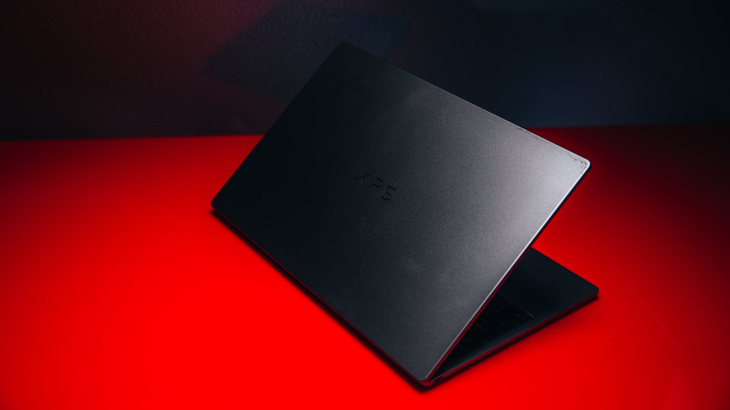 Thiết kế Dell XPS 13 (2026) trong ảnh từ bài review.
