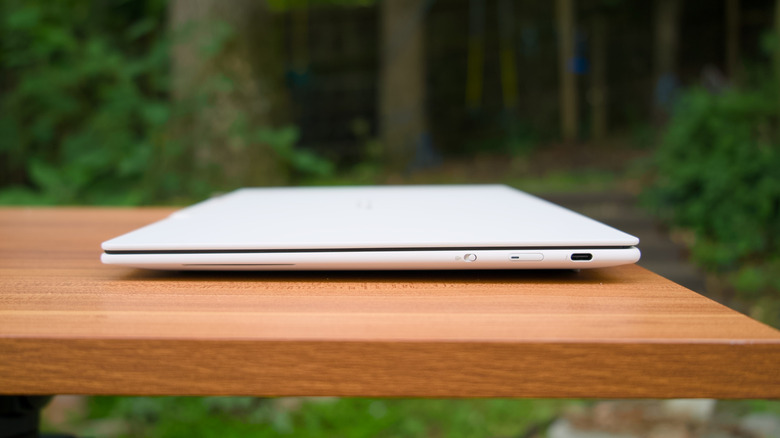 Lenovo Yoga Slim 7i Ultra Aura Edition trong bối cảnh sử dụng thực tế. Ảnh: Engadget