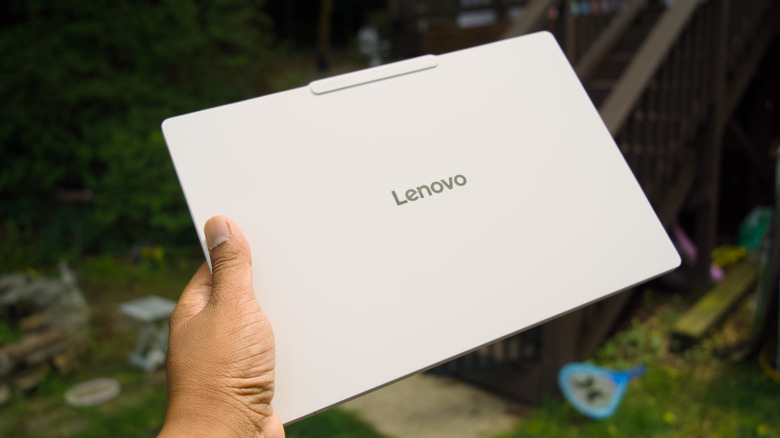 Lenovo Yoga Slim 7i Ultra Aura Edition trong bộ ảnh review. Ảnh: Engadget