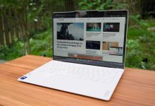Lenovo Yoga Slim 7i Ultra Aura Edition trong bộ ảnh hands-on của Engadget. Ảnh: Engadget