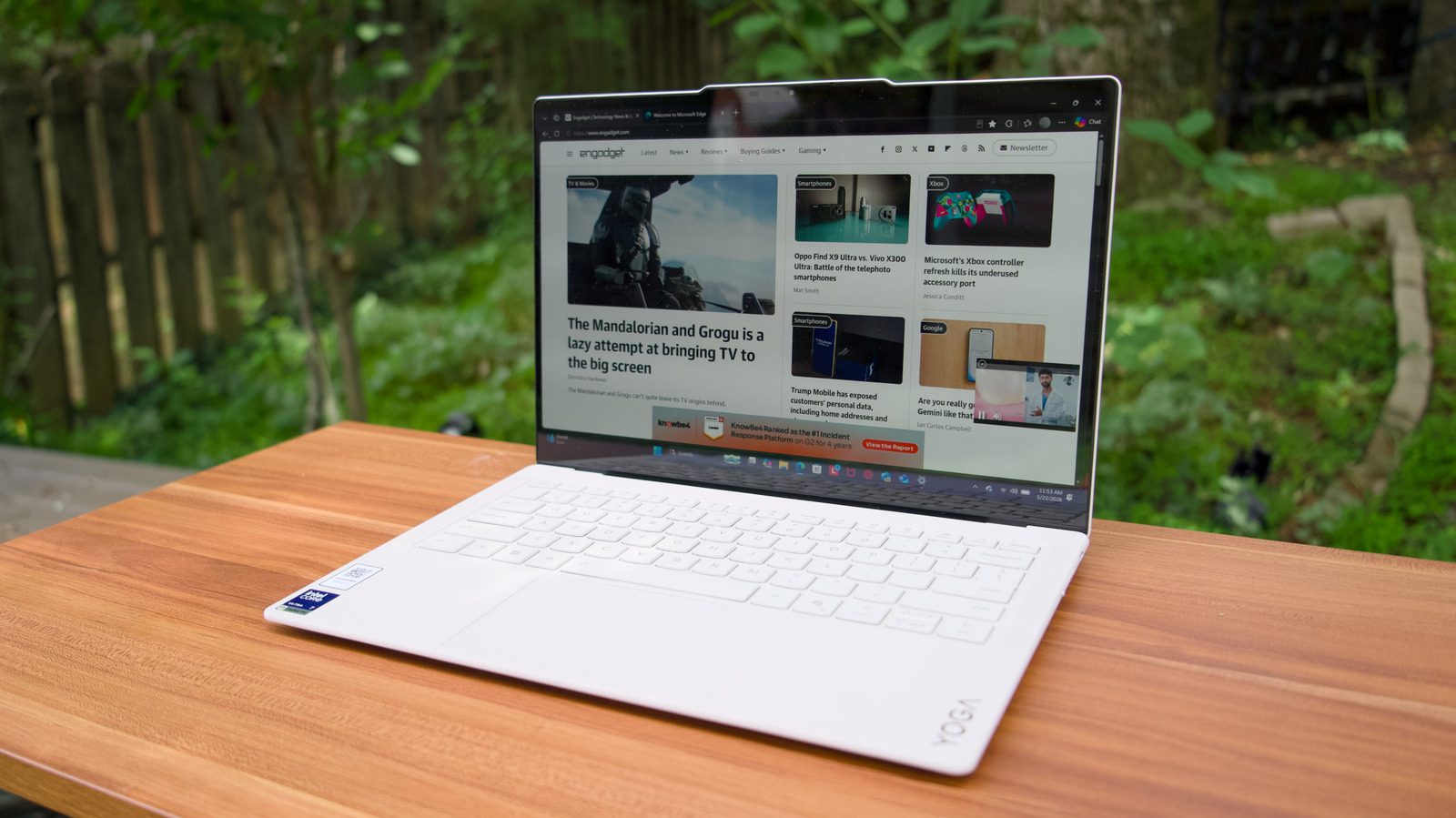 Lenovo Yoga Slim 7i Ultra Aura Edition trong bộ ảnh hands-on của Engadget. Ảnh: Engadget