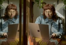 Ảnh: laptop Windows 11 trên bàn làm việc