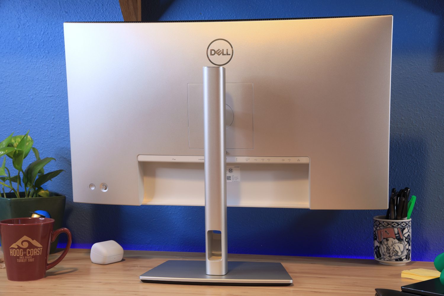 Mặt sau và cơ cấu chân đế Dell UltraSharp U2724DE; đây là ví dụ để kiểm tra nâng hạ, xoay, pivot và quản lý dây trước khi mua. Ảnh: Matt Smith/PCWorld