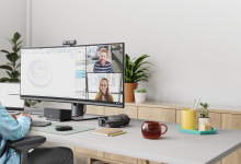 Logitech Brio 500 trong bối cảnh làm việc; webcam rời có ý nghĩa khi góc đặt và ánh sáng tốt hơn webcam tích hợp. Ảnh: Logitech