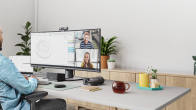 Logitech Brio 500 trong bối cảnh làm việc; webcam rời có ý nghĩa khi góc đặt và ánh sáng tốt hơn webcam tích hợp. Ảnh: Logitech