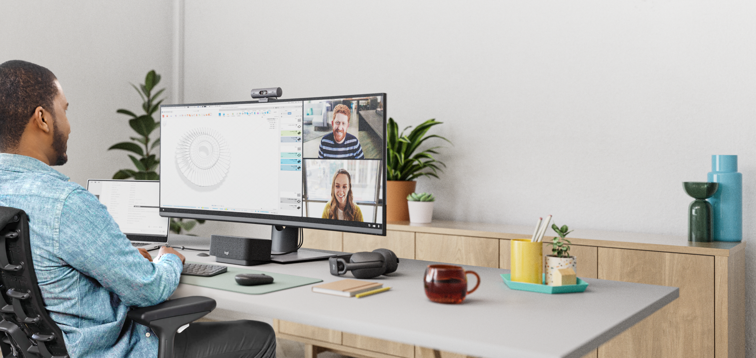 Logitech Brio 500 trong bối cảnh làm việc; webcam rời có ý nghĩa khi góc đặt và ánh sáng tốt hơn webcam tích hợp. Ảnh: Logitech