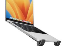 Đế Twelve South Curve Flex nâng laptop ở góc nghiêng cao; ảnh minh họa cơ chế nâng màn hình và bàn phím. Ảnh: Twelve South