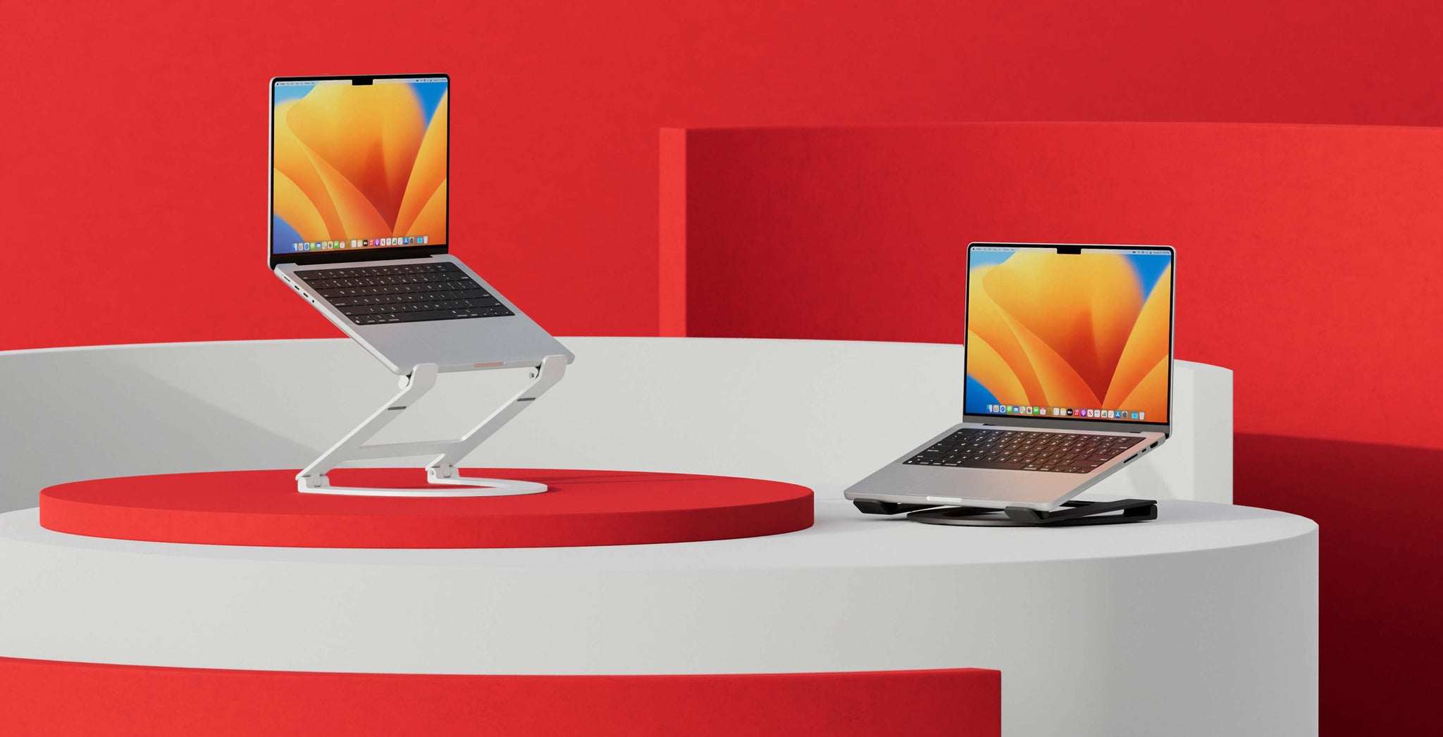 Hai cách nâng laptop bằng Curve Flex trên bàn làm việc; ảnh minh họa sự khác biệt về độ cao và góc đặt. Ảnh: Twelve South