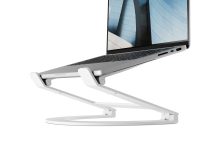 Giá đỡ Twelve South Curve Flex nâng laptop trong góc bàn làm việc; chiều cao màn hình và độ vững của đế cần được xem cùng nhau. Ảnh: Twelve South