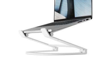 Giá đỡ Twelve South Curve Flex nâng laptop trong góc bàn làm việc; chiều cao màn hình và độ vững của đế cần được xem cùng nhau. Ảnh: Twelve South