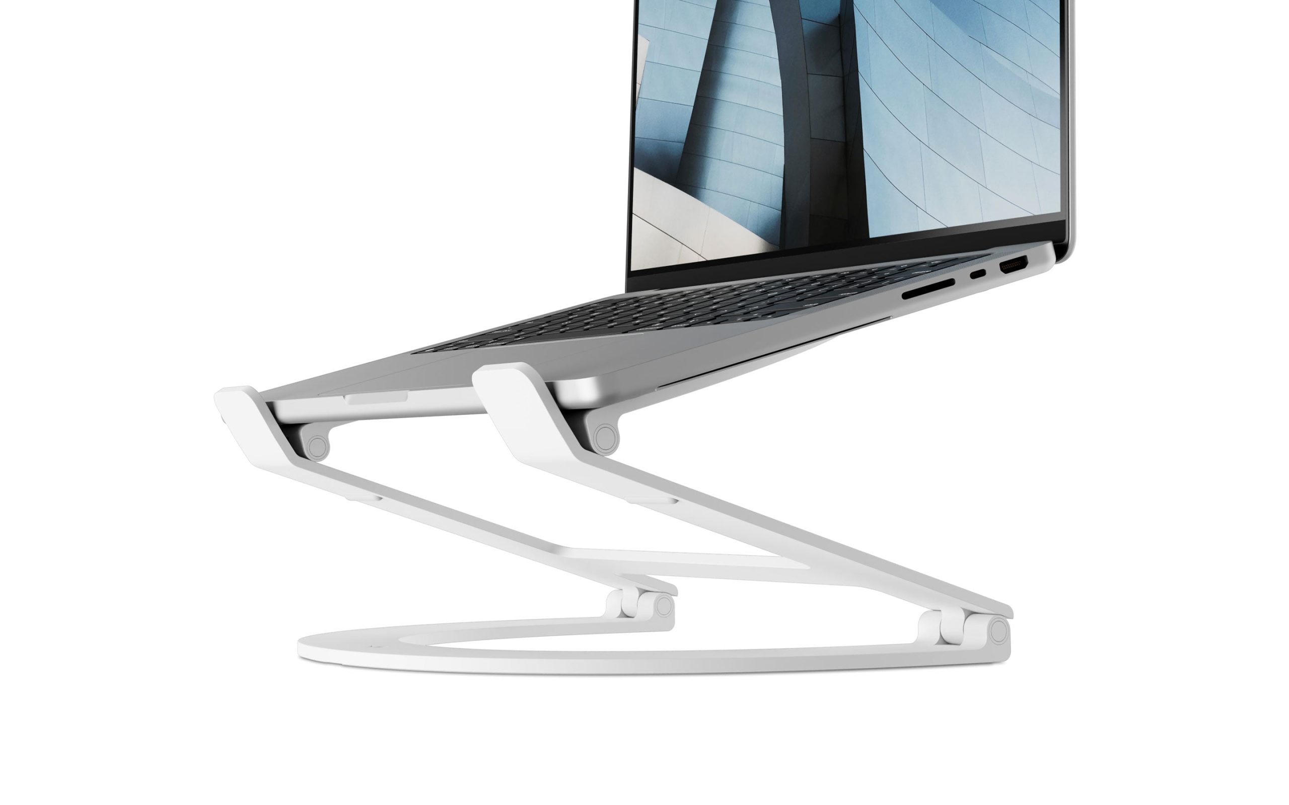 Giá đỡ Twelve South Curve Flex nâng laptop trong góc bàn làm việc; chiều cao màn hình và độ vững của đế cần được xem cùng nhau. Ảnh: Twelve South