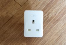 Tapo P110M nhìn từ mặt trước, cho thấy thiết kế ổ cắm và giới hạn tải 13 A trên phiên bản chuẩn UK. Ảnh: Trusted Reviews