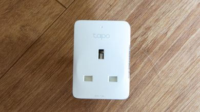 Tapo P110M nhìn từ mặt trước, cho thấy thiết kế ổ cắm và giới hạn tải 13 A trên phiên bản chuẩn UK. Ảnh: Trusted Reviews