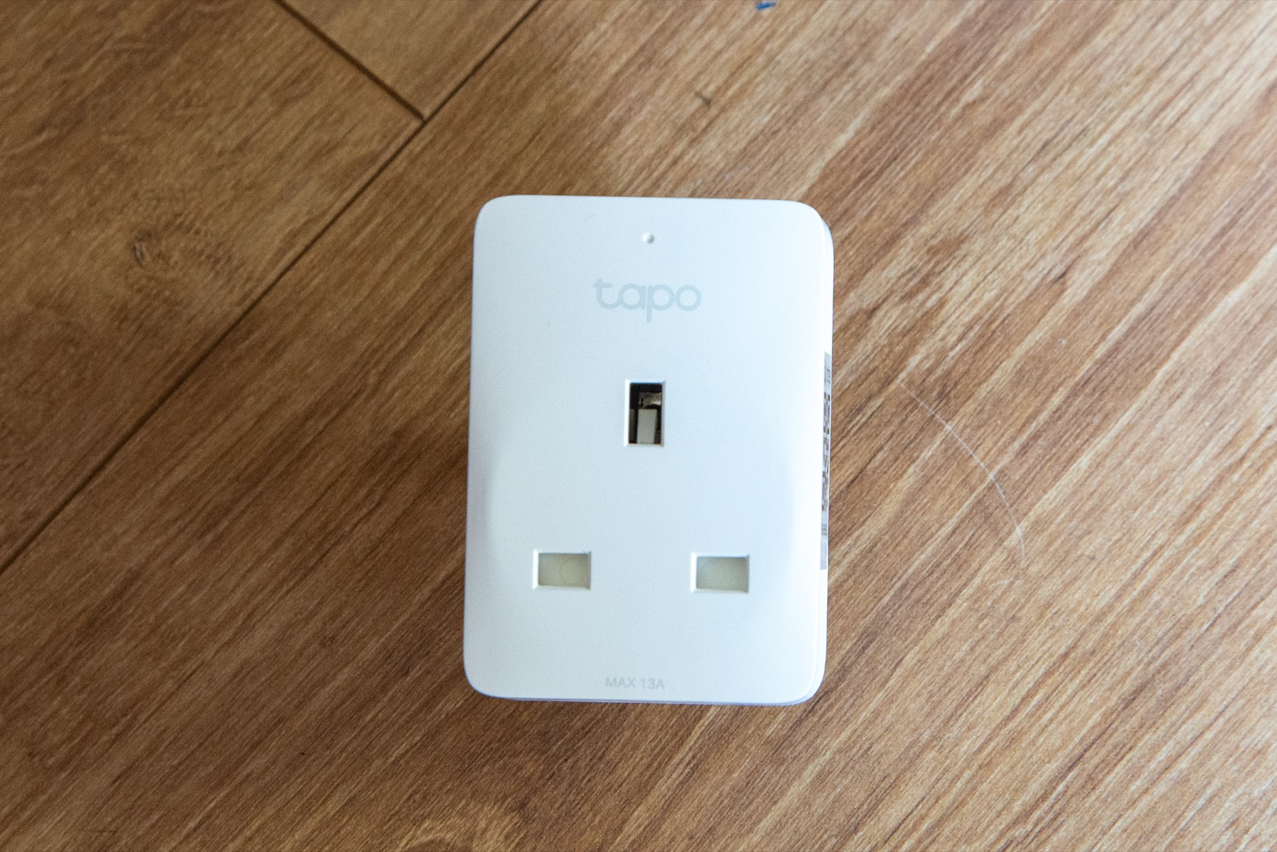 Tapo P110M nhìn từ mặt trước, cho thấy thiết kế ổ cắm và giới hạn tải 13 A trên phiên bản chuẩn UK. Ảnh: Trusted Reviews