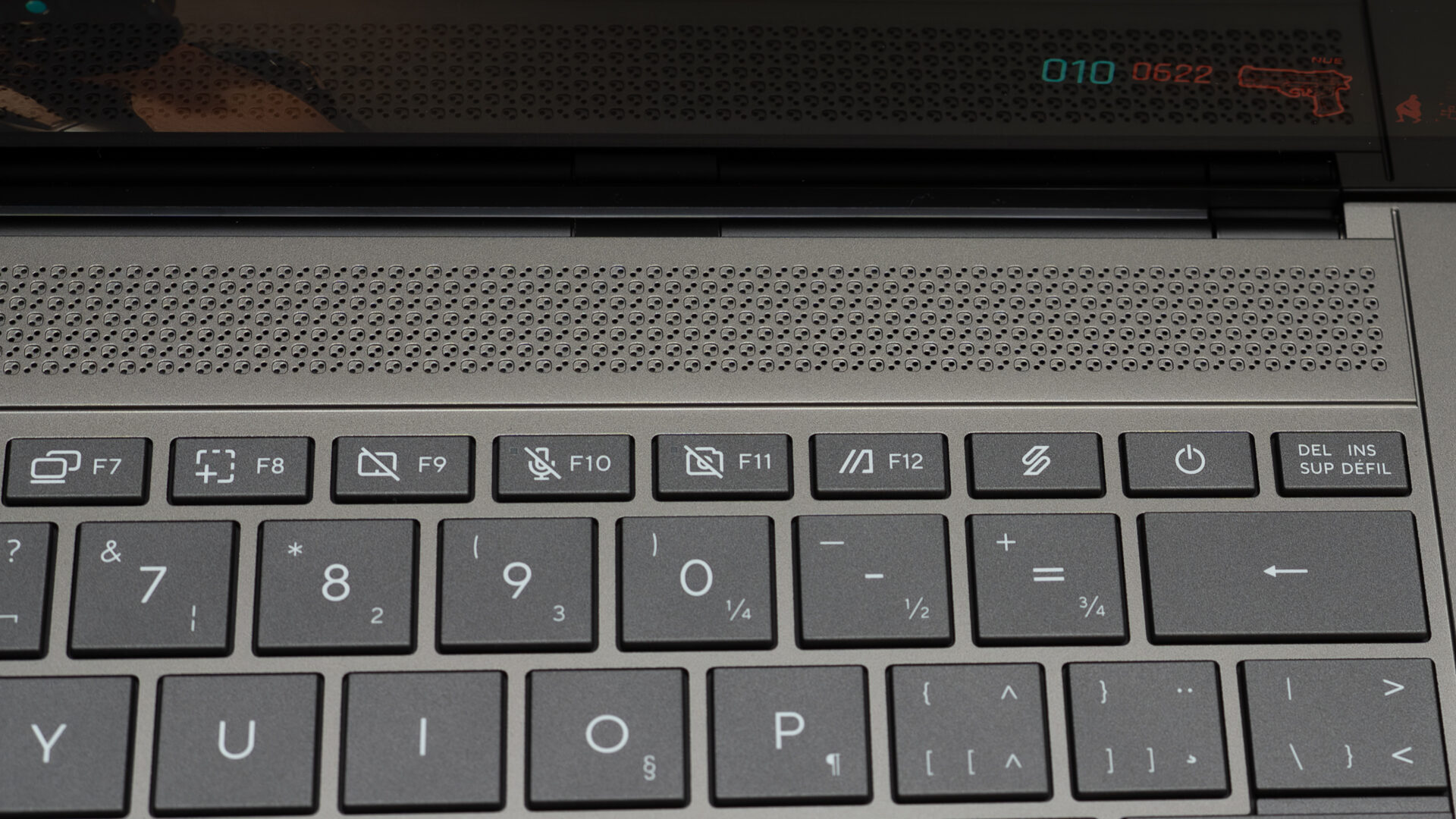 Màn hình OLED của Zenbook S 14 (2026) trong bài thử nghiệm.